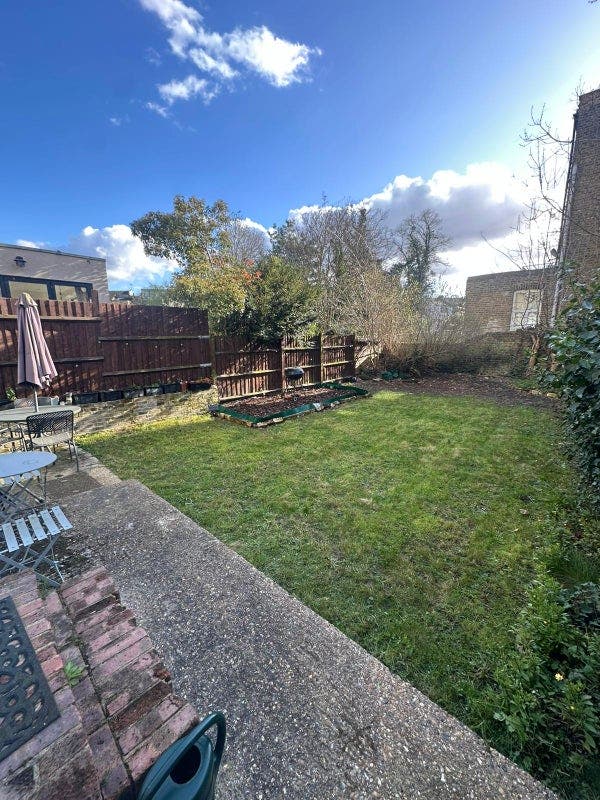 Bright ensuite double + private garden access Main Photo
