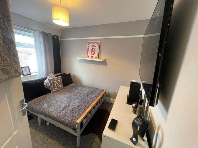 Looking for a Female Flatmate :) Main Photo
