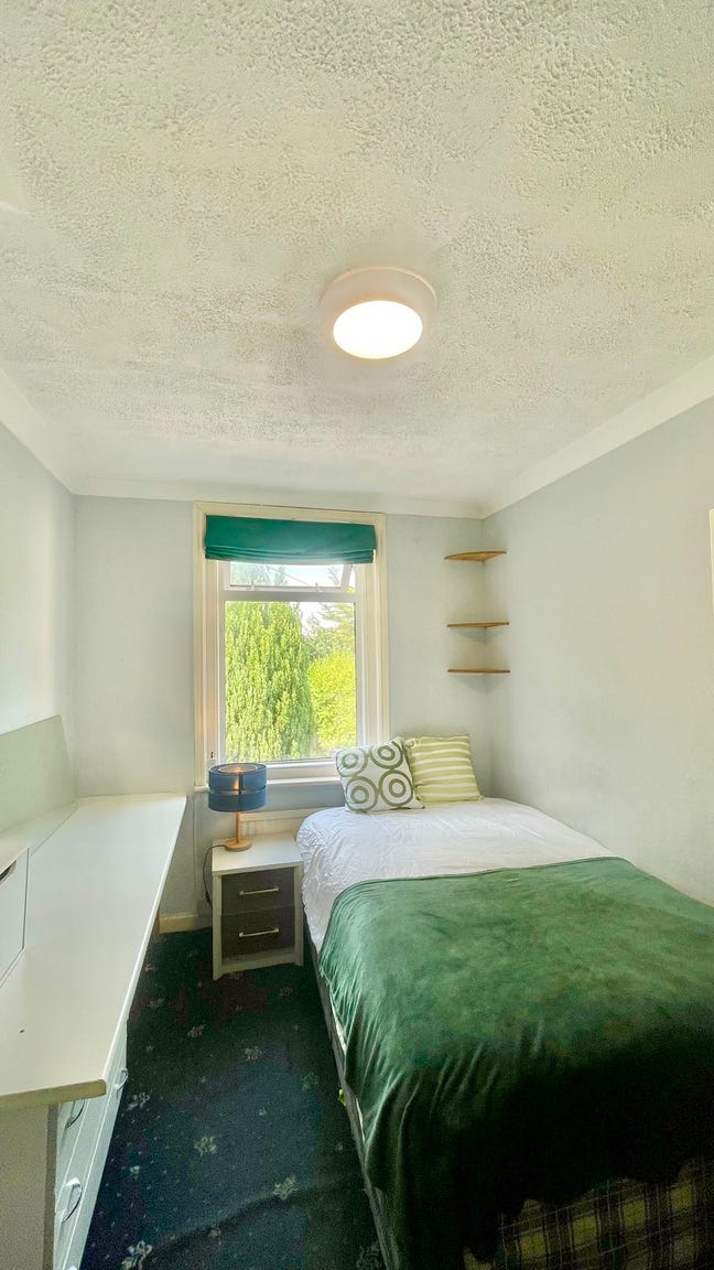 Spacious Dbl room, by bus stops and shops  Main Photo