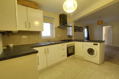 Spacious 3-Bedroom Ground Floor Flat – Victoria RD Main Photo
