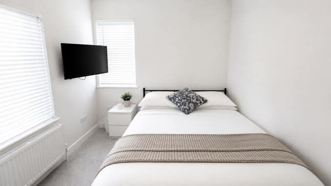 Bright Double Room with Large Bathroom Next Door Main Photo