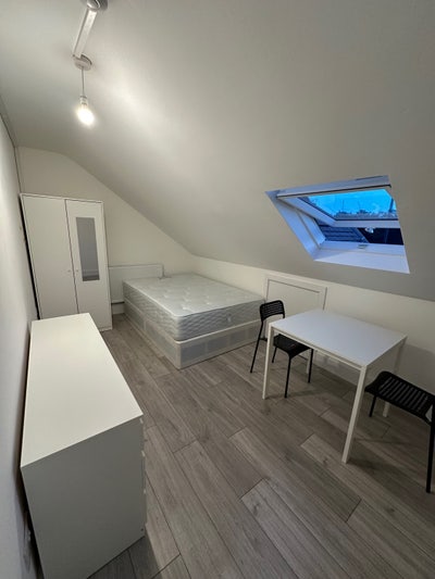Cozy Double for Single Use in Wembley Park Main Photo
