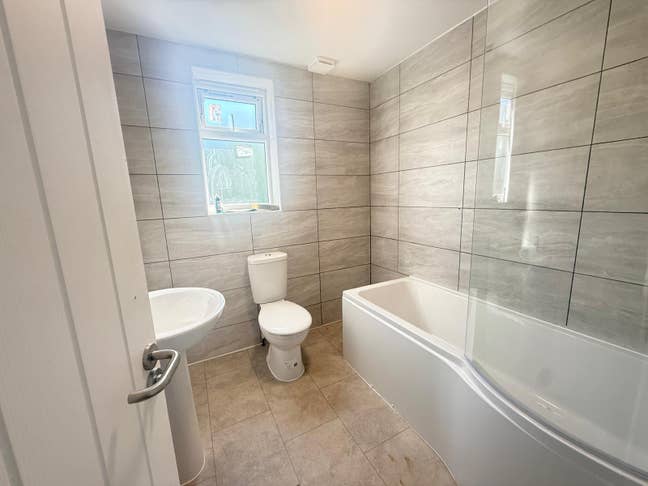 6 Bed Terraced House, Northgate Road, RH10 Main Photo