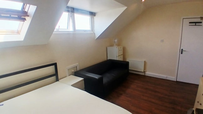 ST6. Large Double bedroom + Sofa with parking Main Photo