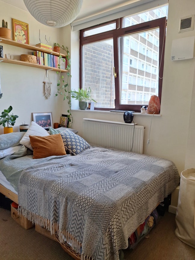 HOXTON: bright small double - join our girl gang Main Photo