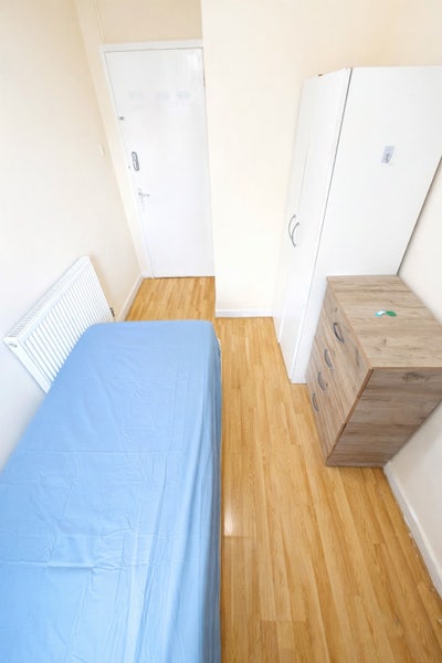 Single RM+Ready to move+inc All bills@Aldgate East Main Photo