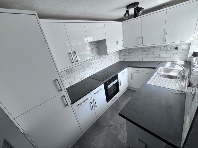 Choice of rooms in newly refurbished house. Main Photo