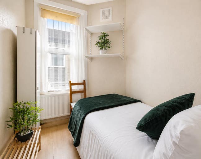 Rooms  Close to Ealing Broadway * No Deposit* Main Photo