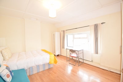 Bright & Modern Room – All Bills Included! Main Photo