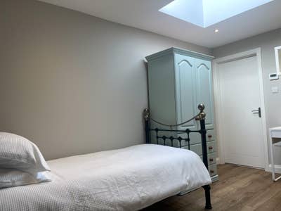Single Ensuite Room & Kitchenette & Kitchen Access Main Photo