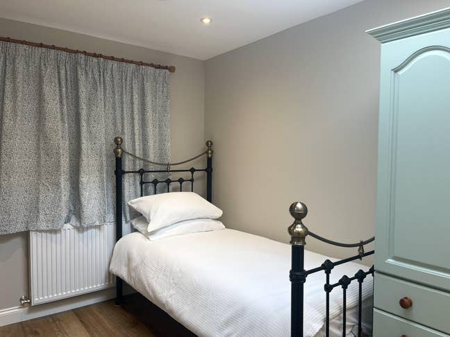 Single Ensuite Room & Kitchenette & Kitchen Access Main Photo