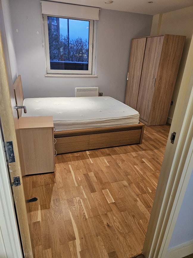 Double room in E14  Main Photo