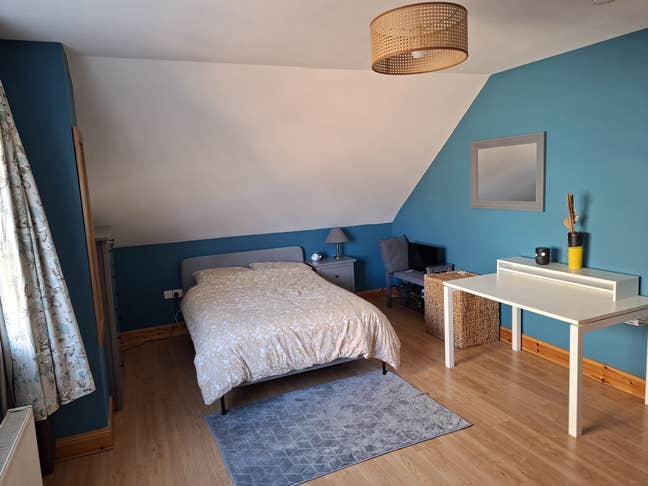 Spacious room with ensuite - close to Hospital Main Photo