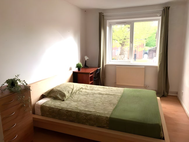 3 Bed House W Garden and Driveway in Mile End Main Photo