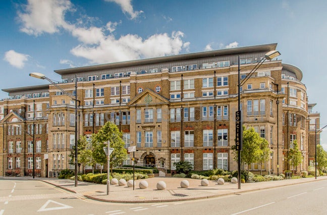 Bright Double Bedroom in Royal Arsenal Riverside  Main Photo