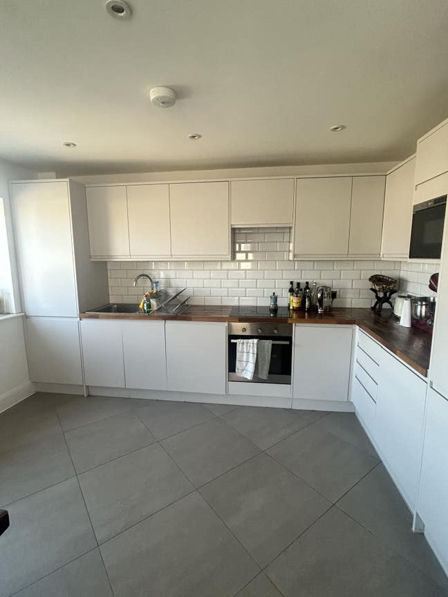 Spacious Double En-suite Room in Quiet Home – Main Photo