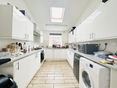 2 rooms to rent in Lenton with utilities included! Main Photo