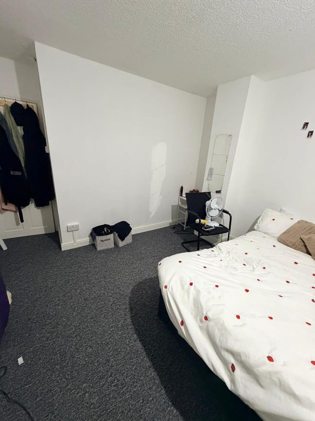 2 Rooms To Let –  Barking IG11 0NW Main Photo
