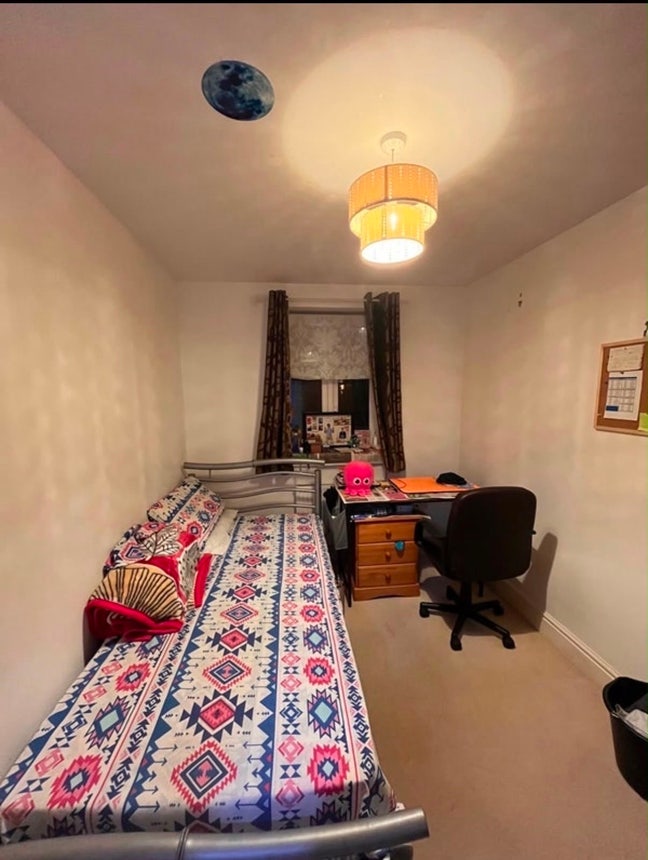1 single room available in 2 BHK flat Main Photo