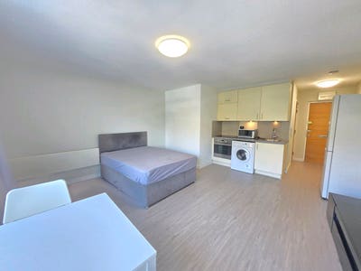 Large studio flat , Close to Colindale station Main Photo