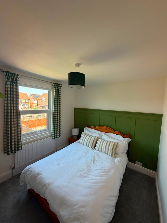 Small Double Bedroom with Shared Bathroom for Rent Main Photo