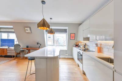 Double Room Close to Victoria Tube Station. Main Photo