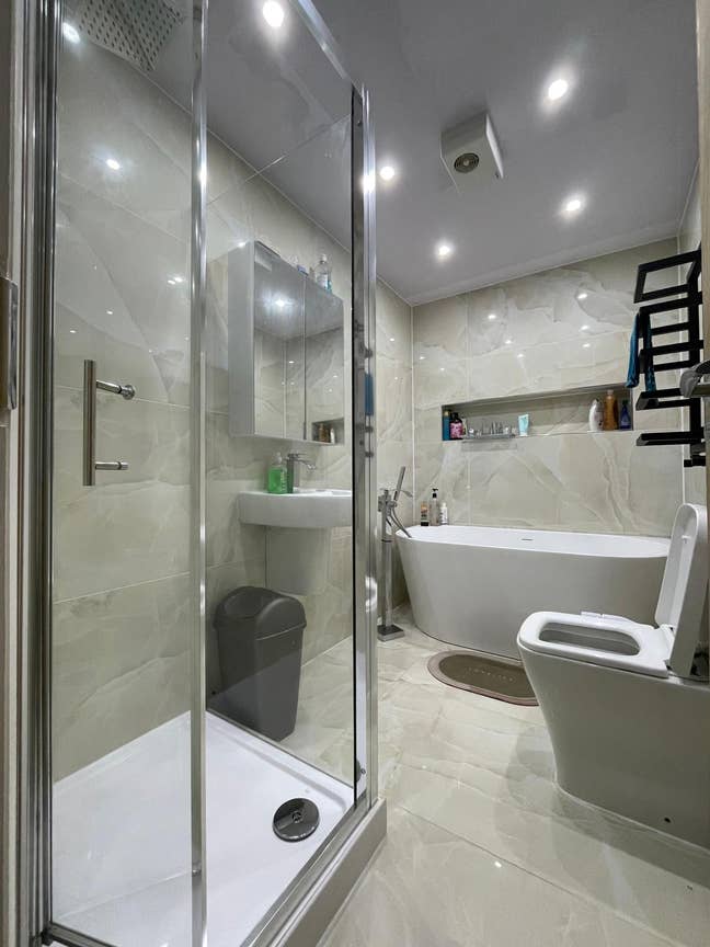 Bright and Spacious Double room with closet  Main Photo