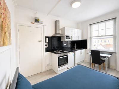 Single Bedsit with Fully Equipped Kitchen  Main Photo