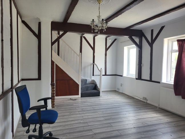 Shared room available in a prime loaction Main Photo