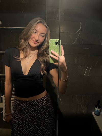 I am a professional female aged 23. I am look... Main Photo