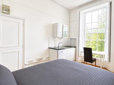 Fully Furnished Large Double Bedsit Main Photo