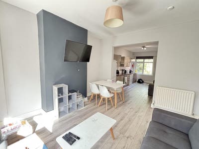 Single Room Available. Large house in Headingley Main Photo