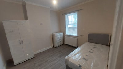 Renovated Single Room | Excellent Transport Links  Main Photo