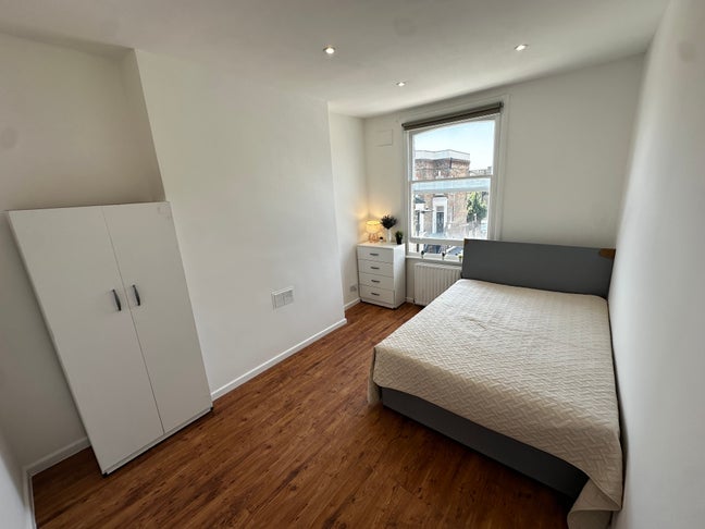 🌕 2 ROOMS in newly refurbished 3 bed flat - NOW! Main Photo