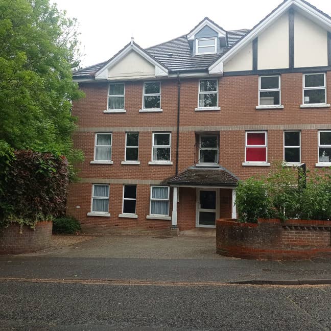 Spacious double bedroom in shared flat Main Photo