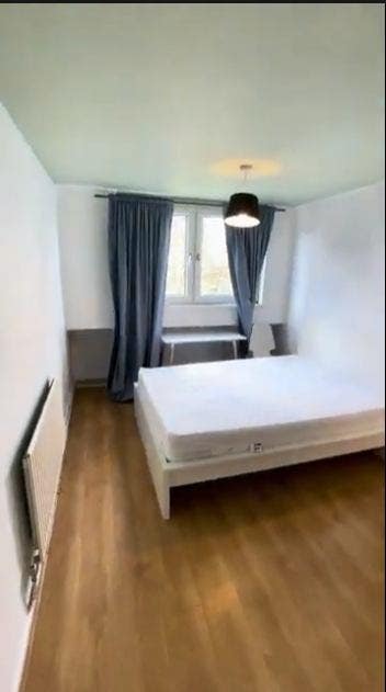 Spacious Double Room Available August 31st ! Main Photo