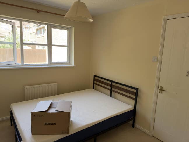 Looking for roommate  Main Photo