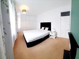 1 room available in a lovely  house in Newport Main Photo