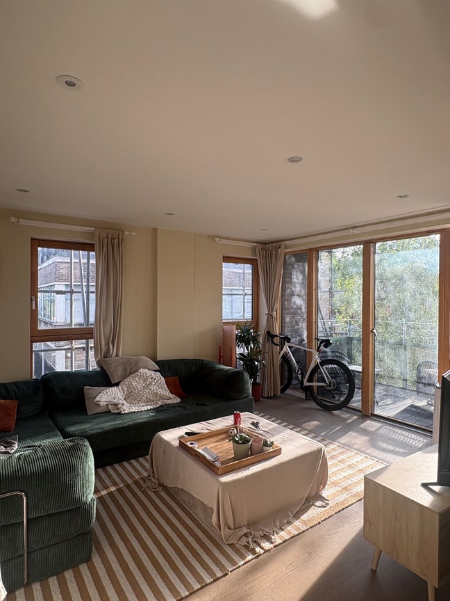 Room to rent in Haggerston flat beside canal Main Photo
