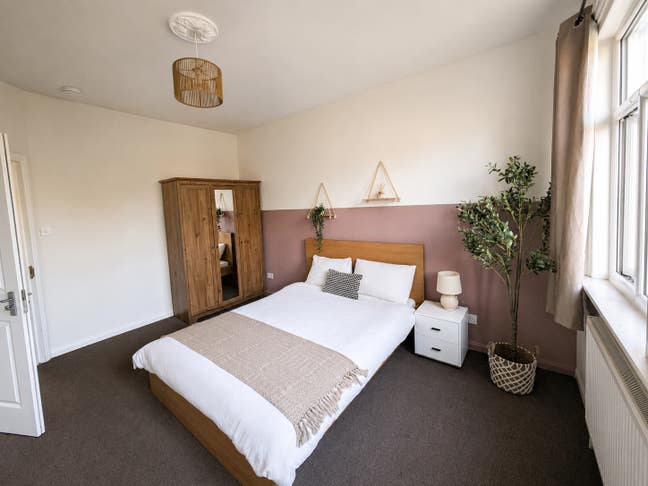 Spacious double bedroom- Streatham Common Station! Main Photo