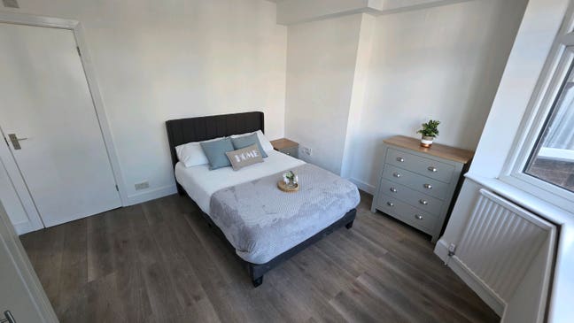 Recently Renovated Spacious Double Ensuite Main Photo