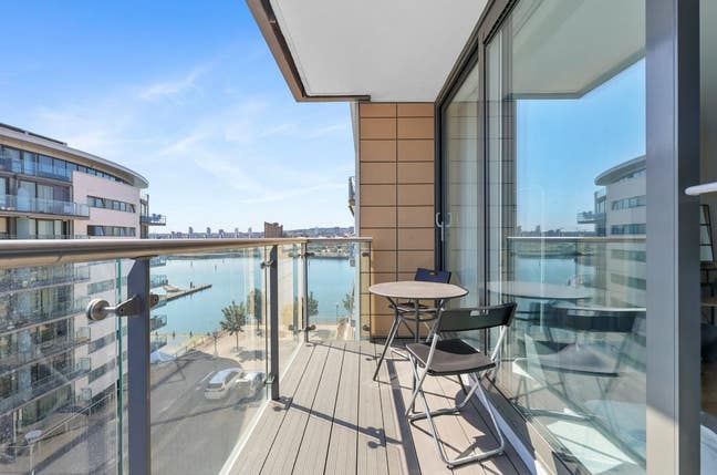 Bright & Spacious Studio/Balcony Bills Included Main Photo