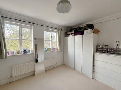 Bright double room 5 mins from Richmond station Main Photo