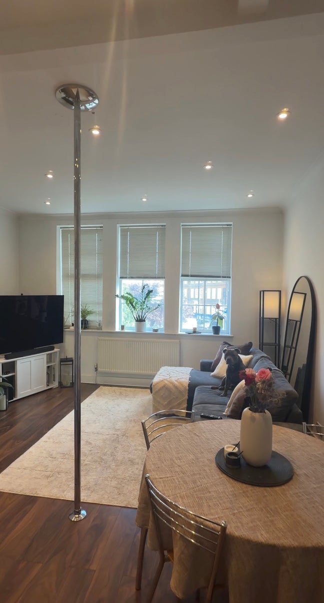 Looking for a professional for DOUBLE room Main Photo