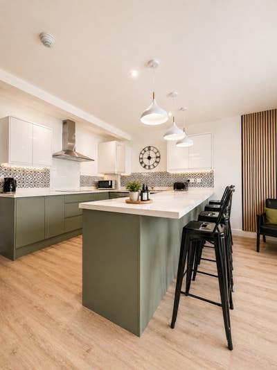 Top Floor En-Suite Room | All Bills Included✨ Main Photo