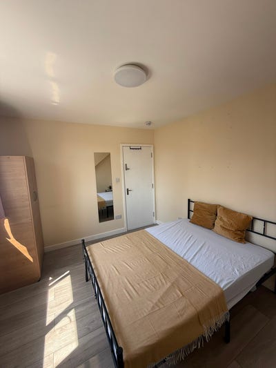 Alperton- 2 Attic Rooms for 4 People @@ Main Photo