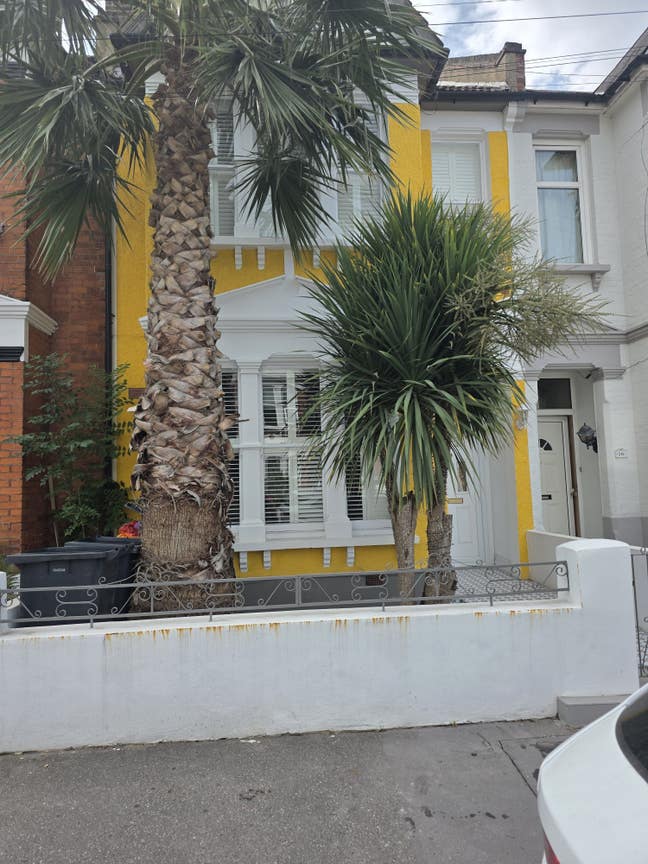 Extra large double room available..near transport  Main Photo
