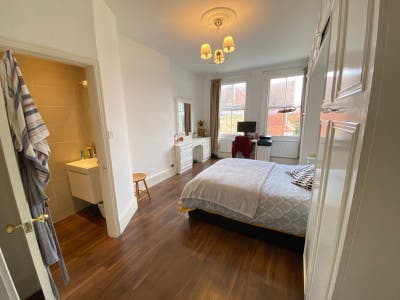 Double semi en-suite/ Couples welcome Main Photo