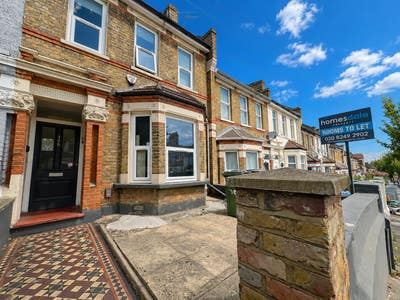 Self Contained Studio Flat Located in SE18 7Qd Main Photo