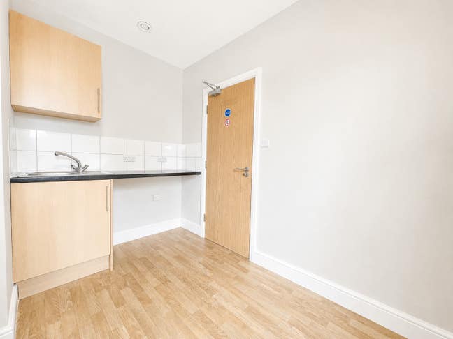 Self Contained Studio Flat Located in SE18 7Qd Main Photo